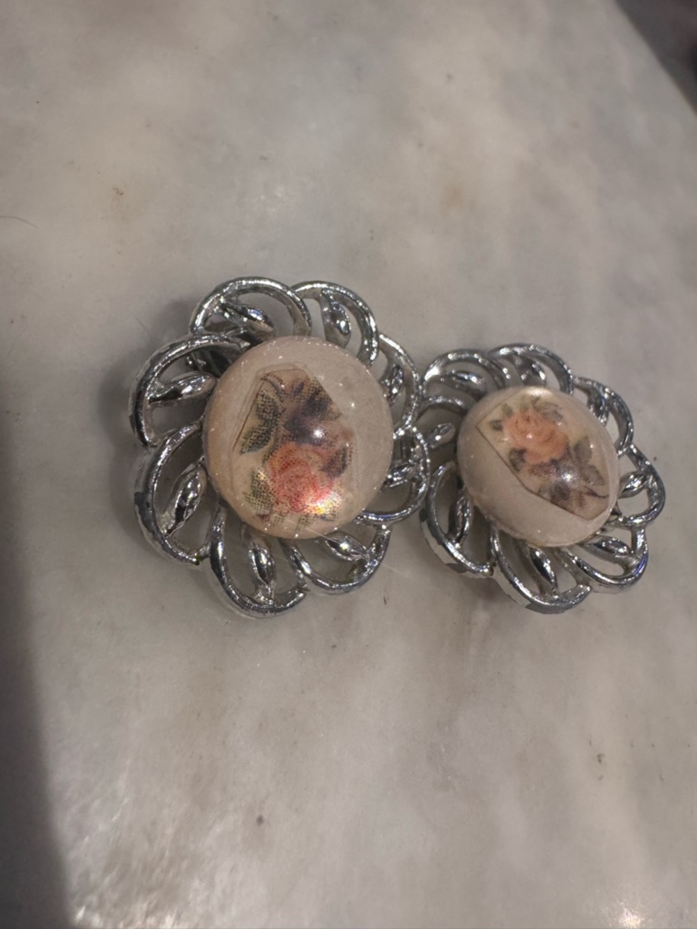 VINTAGE AVON CLIP ON EARRINGS - Picture 2 of 4